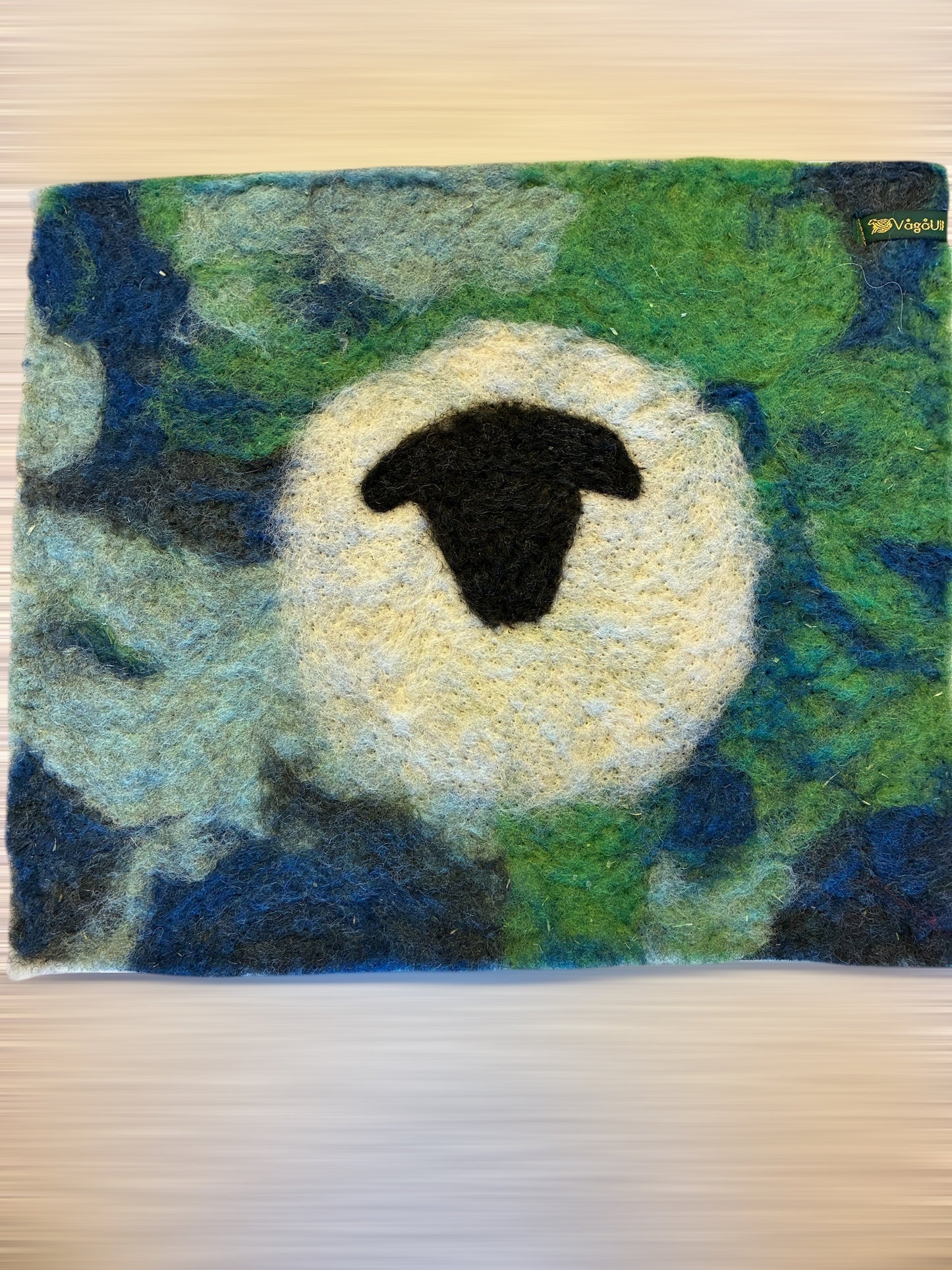 Sitteunderlag med sau og håndfarga ull