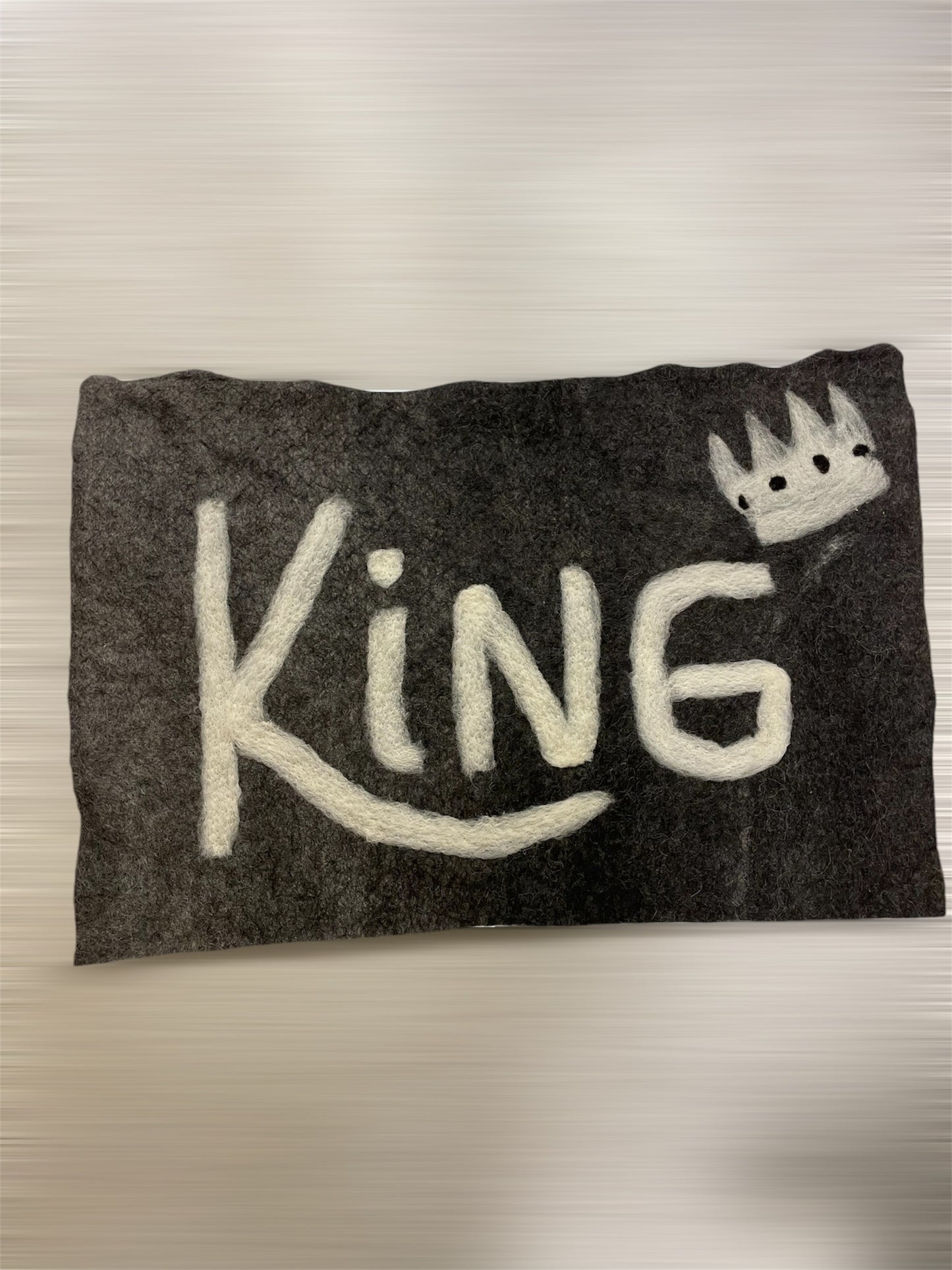 Ullmatte til hundebur med navnet til din firbeinte venn på