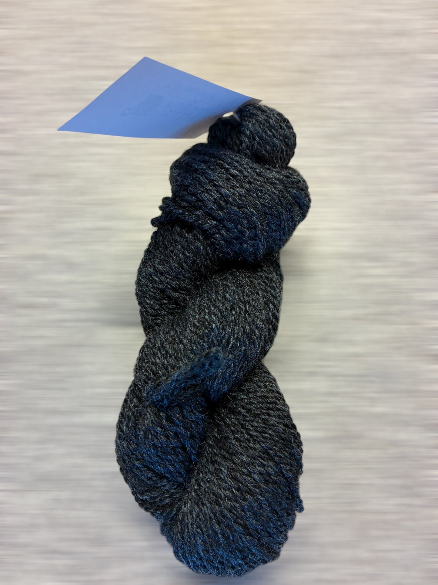 Jutul garn som er håndfarga blått