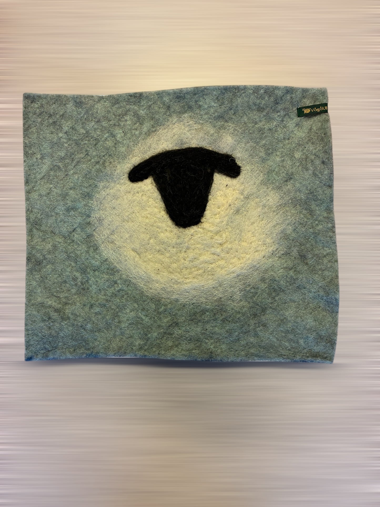 Sitteunderlag med sau og håndfarga ull