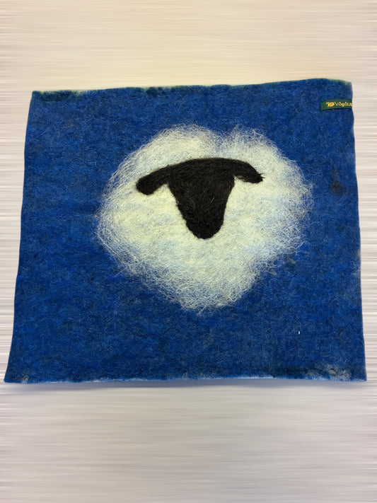 Sitteunderlag med sau og håndfarga ull