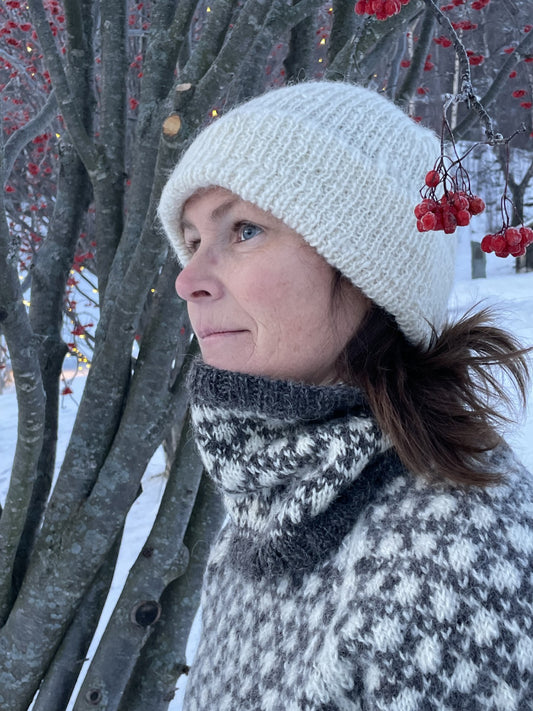 Strikkeoppskrift på ull lender med laus hals